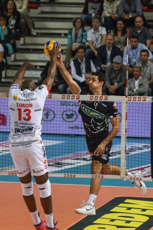 Yacine Louati contrastato a muro da Simon
