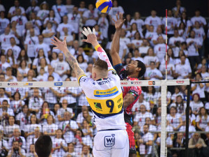 Zaytsev prova a murare Leon