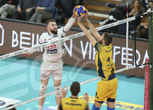 Palla contesa fra Kovacevic e Alletti