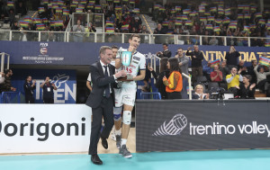 Ingresso in campo di Giannelli e Lorenzetti con la Coppa