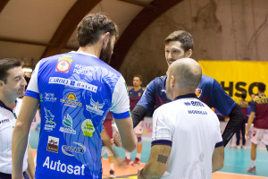 Saluto tra capitani Lorenzo Rossi e Davide Tomassetti