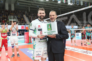 Il Presidente Righi premia Kovacevic come Mvp del mese di Dicembre