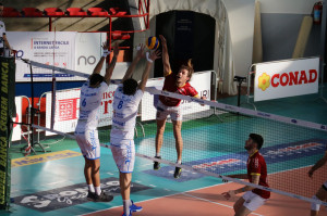 Bigarelli contro il muro a 2 avversario