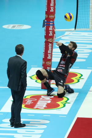 Bruno tenta un recupero impossibile sul campo di Trento, osservato da Lorenzetti