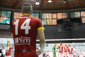 Negron di spalle 