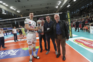 Giannelli riceve la coppa Cev  dal Presidente Mosna e dal Presidente della Provincia Fugatti