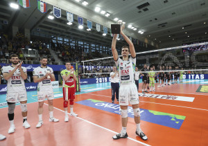 Giannelli alza la coppa 