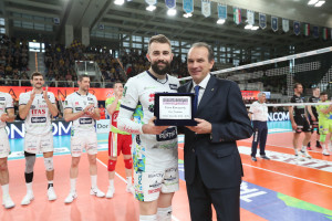 L'amministratore delegato di lega Righi consegna il premio Gazzetta a Kovacevic