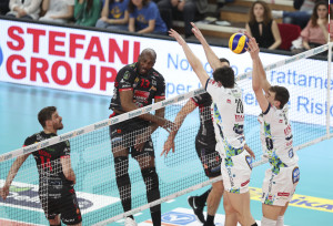 Simon in attacco