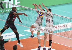 Simon fermato a muro