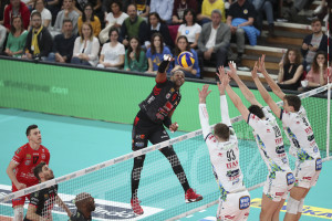 Leal in attacco