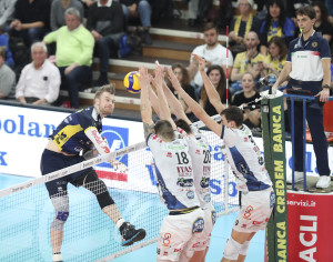 Zaytsev fermato a muro