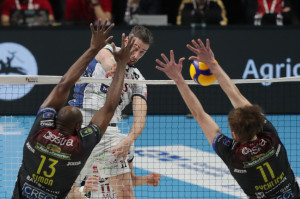 Davide Candellaro contro muro Lube