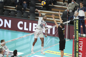 Lucarelli in attacco