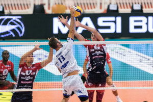 Attacco Rossi Top Volley - Muro Polo Alberto Piacenza
