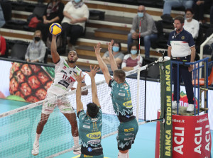 Lucarelli in attacco