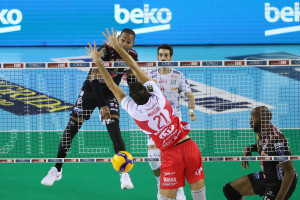 Attacco schiacciatore Yoandy Leal