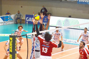 Pallonetto di Ippolito su muro di Putini e Marra