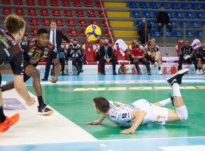 Yant si avventa sul pallone