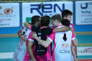 Abbraccio di squadra Gamma Chimica