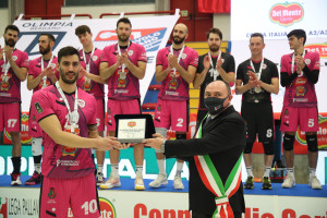 Il sindaco di Cisano premia Juan Cuda, capitano Delta Group Rico Carni Porto Viro