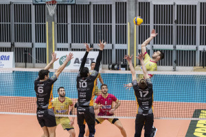 Muro a 3 di Ferraro Lucconi e Ruiz sull'attacco di Gozzo