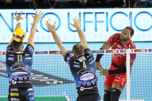 Cucine Lube Civitanova - Attacco dello schiacciatore Yoandy Leal