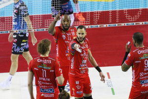 Cucine Lube Civitanova - Lo schiacciatore Osmany Juantorena d&agrave; indicazioni ai compagni