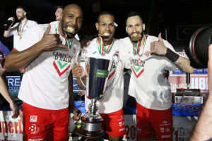 Simon, Leal e Juantorena con la Coppa