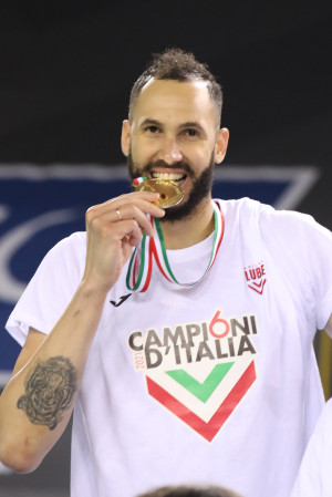 Osmany che morde la medaglia dei campioni