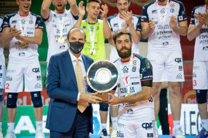Il presidente Massimo Righi premia Juan Ignacio Finoli, Del Monte MVP