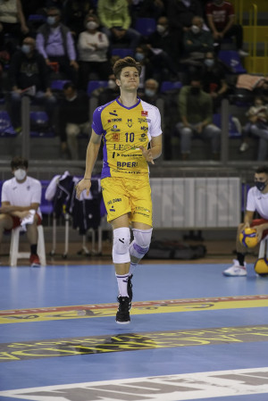 L'opposto Lorenzo Sala nel riscaldamento
