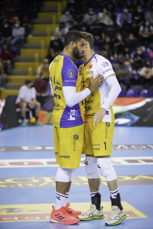 Ngapeth e Bruno si consultano