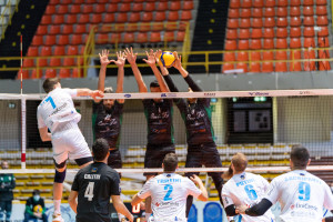 Starace attacca