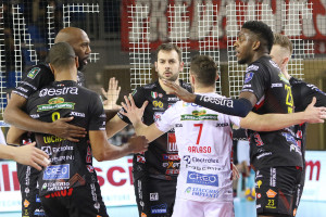 Abbraccio di squadra Lube