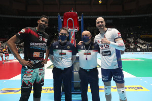 I capitani con i direttori di gara 