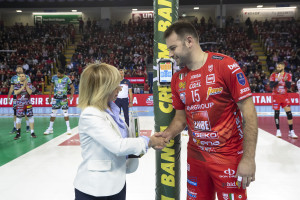 Lucia Severini di Credem Banca premia Luciano De Cecco Credem Banca MVP delle Semifinali