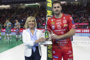 Lucia Severini di Credem Banca premia Luciano De Cecco Credem Banca MVP delle Semifinali