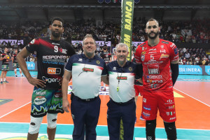 Foto di rito con Capitani e arbitri