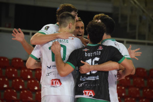 abbraccio in mezzo al campo per Motta