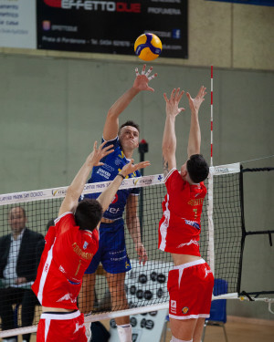 Petras in fase di attacco
