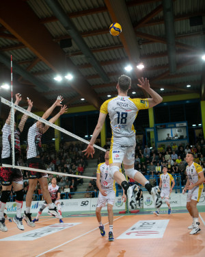 Simon Hirsch in fase di attacco