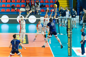 Corrado arpiona il pallone