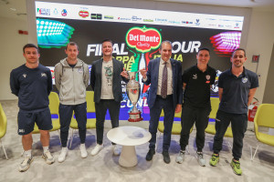 I capitani delle quattro squadre partecipanti alla Final Four insieme al Presidente di Cuneo Volley Gabriele Costamagna e al Presidente della Lega Pallavolo Serie A Massimo Righi