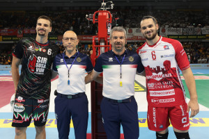 Gli arbitri dell'incontro insieme ai Capitani delle due squadre