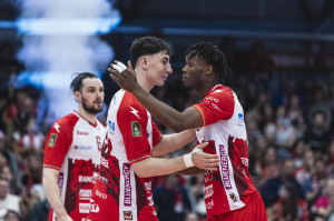 Abbraccio tra Gueye e Bovolenta