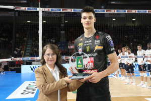 Aleksandar Nikolov riceve da Simona Sileoni (Presidentessa di Civitanova) il premio come Credem Banca MVP di ottobre