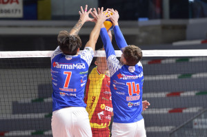 Francesco Andriola e Filippo Guerrieri contrasto a muro