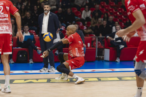 Ricezione bassa per Miguel Gutierrez.