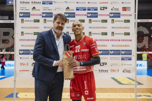 Lo schiacciatore Miguel Gutierrez premiato a fine partita dal Direttore Generale di Piacenza, Hristo Zlatanov.